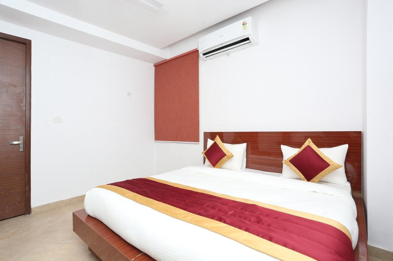 Capital O 12807 Amaira Hotel And Banquets Noida Exterior photo