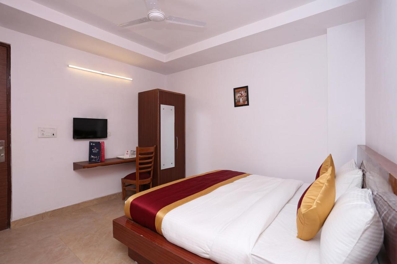 Capital O 12807 Amaira Hotel And Banquets Noida Exterior photo